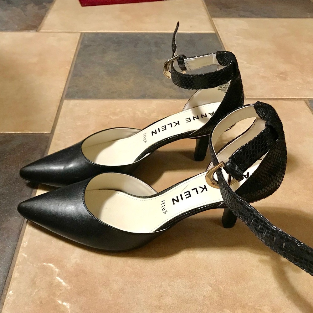 Work to evening pointed toe ankle strap pumps